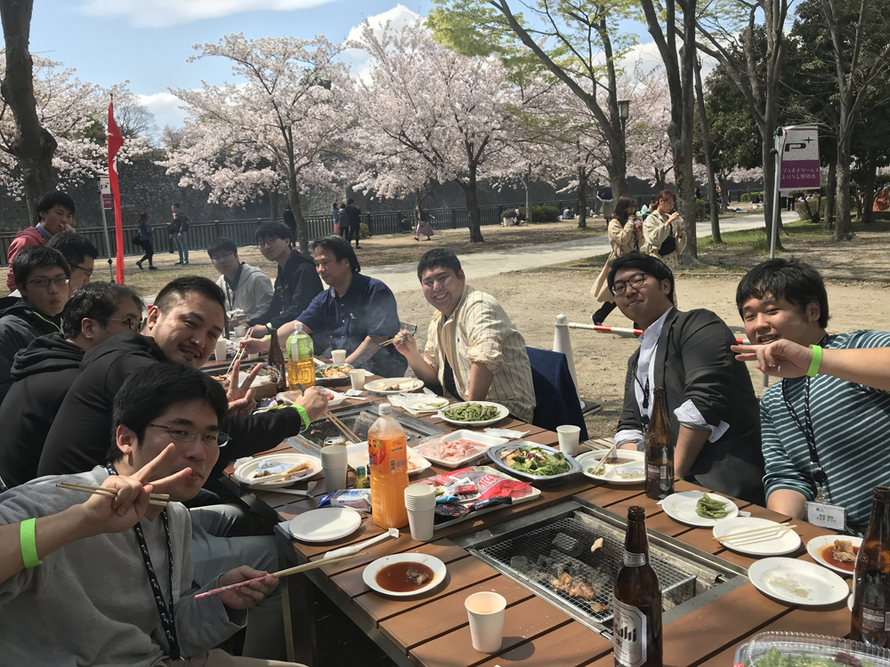 大阪城でお花見bbqを満喫 社長がつくった焼きそばを食す プラチナゲームズ公式ブログ 大阪城でお花見bbqを満喫 社長がつくった焼きそばを食す プラチナゲームズ公式ブログ